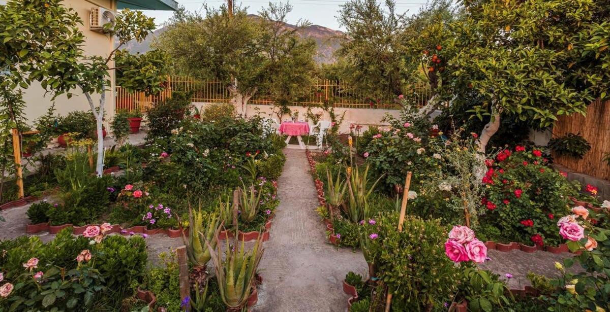 Summer Rose Garden Getaway - A Step To The Beach กาลามาตา ภายนอก รูปภาพ
